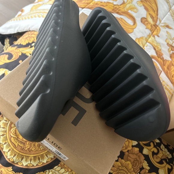 Yeezy slides - Picture 3 of 4